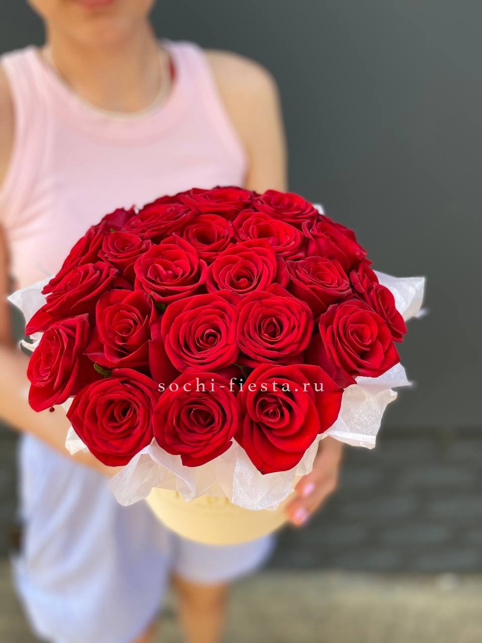 классическая коробка с лилиями и розами для юбилея в Новочеркасске