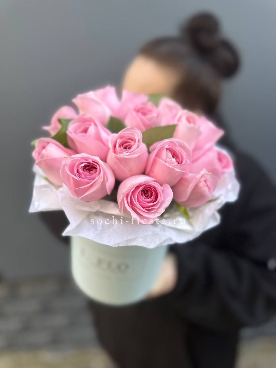 шляпная коробка с розами для студии флористики в Новочеркасске