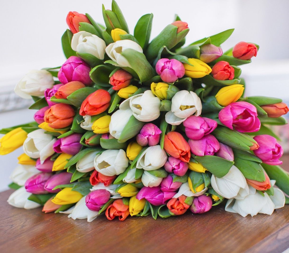 классическая корзина с лилиями и розами для юбилея в Новочеркасске