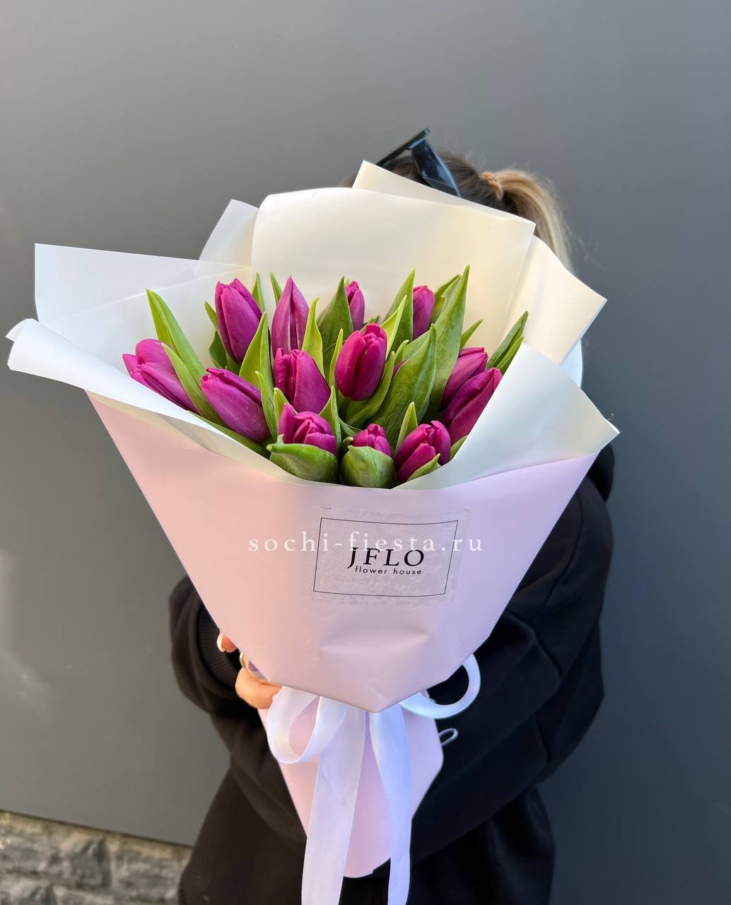 видовой каталог с розами и хризантемами в студии флористики в Новочеркасске