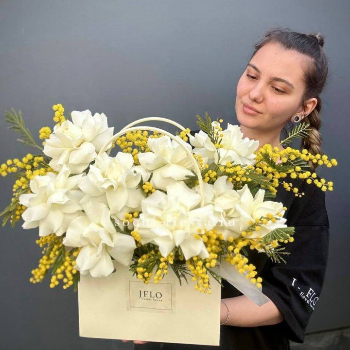 Французские Розы и мимоза  в сумочке  в Новочеркасске