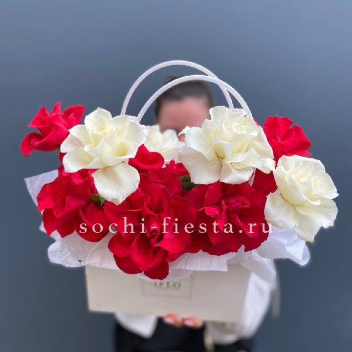 Сумочка  красных и белых роз в Новочеркасске