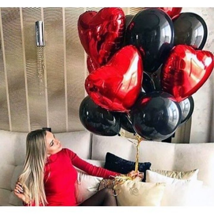 Фонтан из красных сердец с чёрными шарами  в Новочеркасске