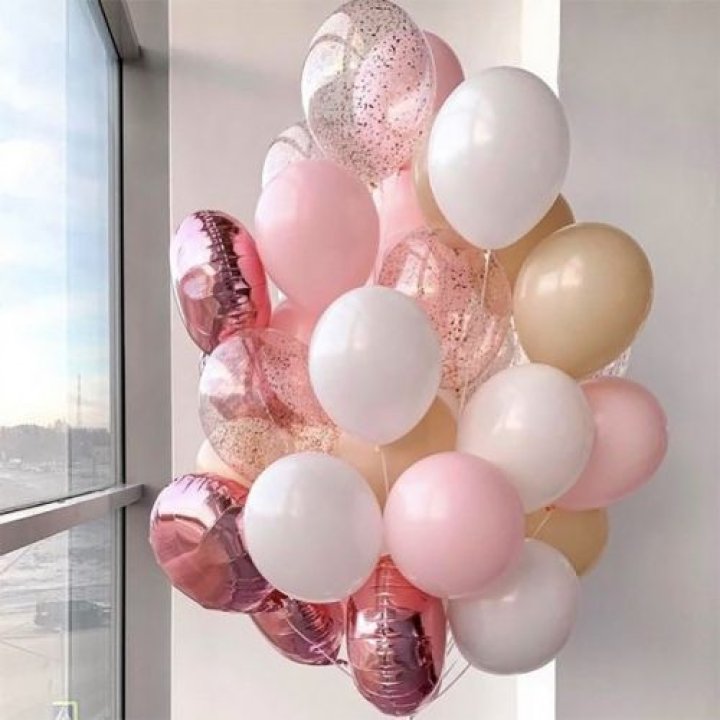 Фонтан шаров розового и белого цветов в Новочеркасске