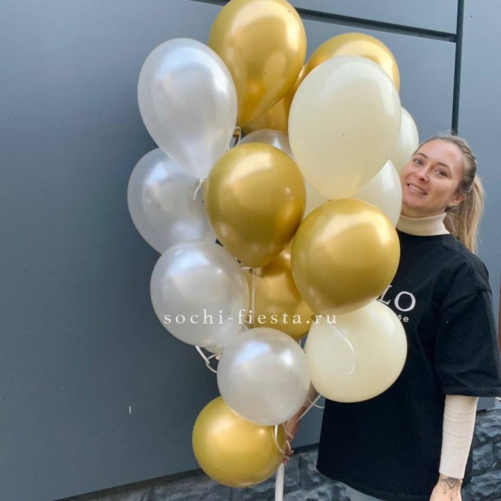Облако шаров из белого и золотого оттенков в Новочеркасске