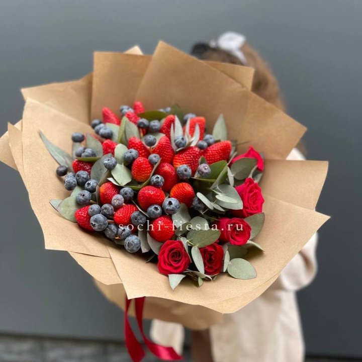 Клубника и голубика с цветами в Новочеркасске