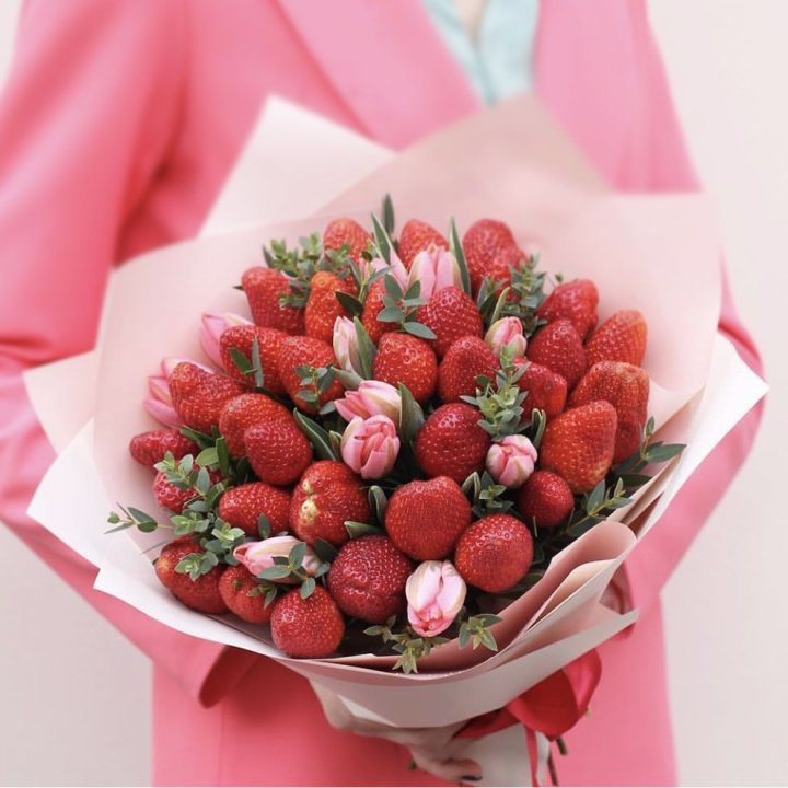 Тюльпаны и клубника в Новочеркасске