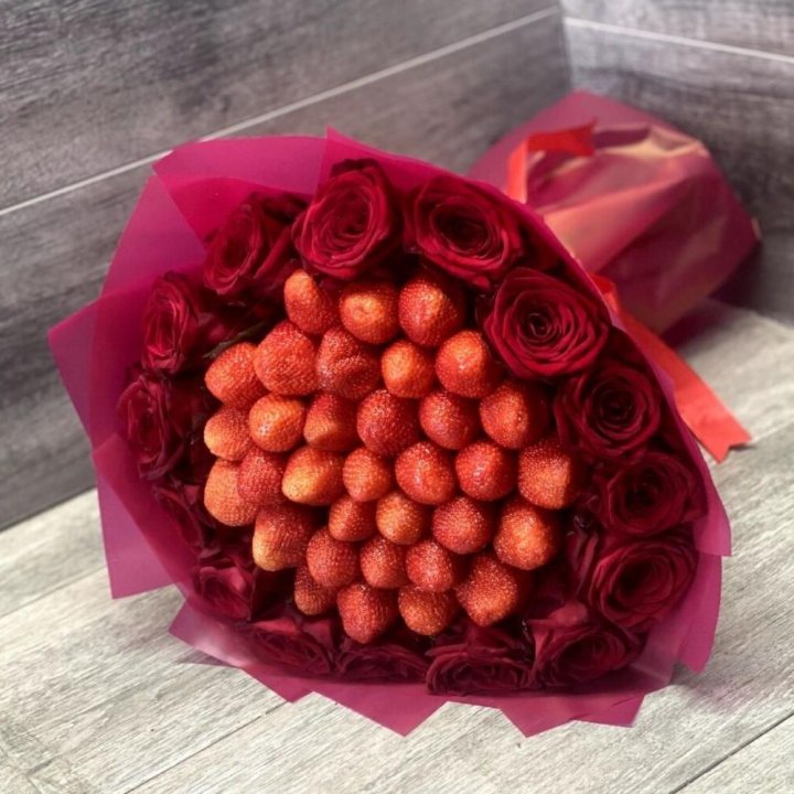 Клубничный букет с розами в Новочеркасске