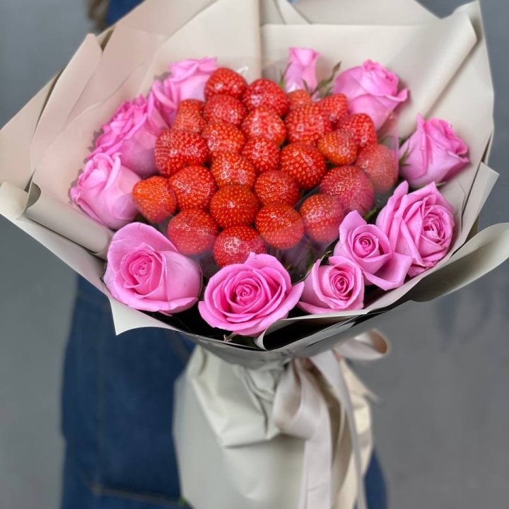 Клубника и розы в Новочеркасске