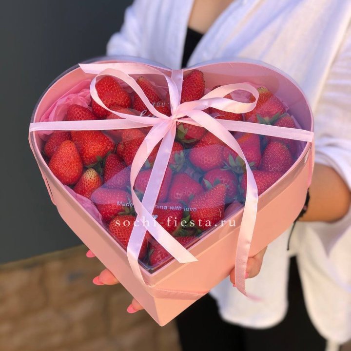 Коробочка сердце  с клубникой в Новочеркасске