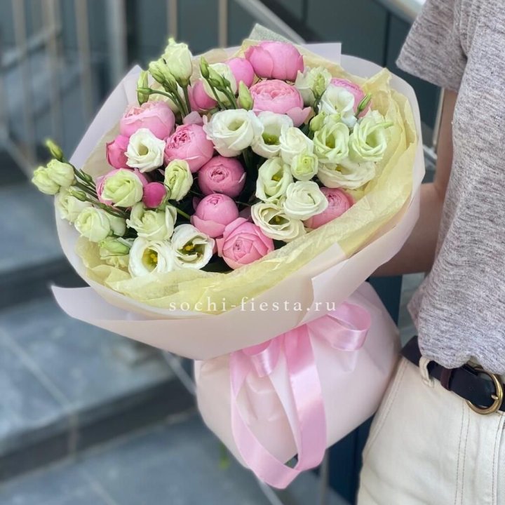 Букет кустовых роз с эустомой в Новочеркасске