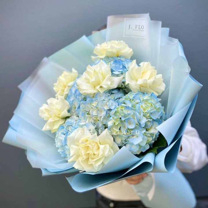  Букет из голубых гортензий и роз  в Новочеркасске