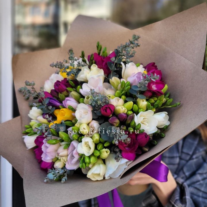 Букет фрезий "Радуга" в Новочеркасске