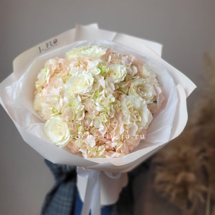  Букет гортензии и роз  в Новочеркасске