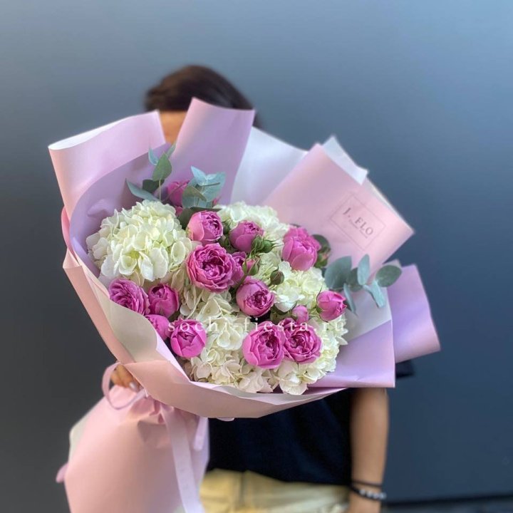 Букет белых гортензий и пионовидных роз  в Новочеркасске