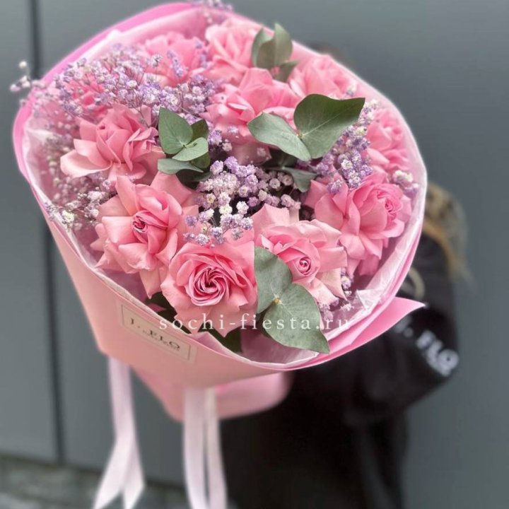 Розовые французские розы с гипсофилой в Новочеркасске