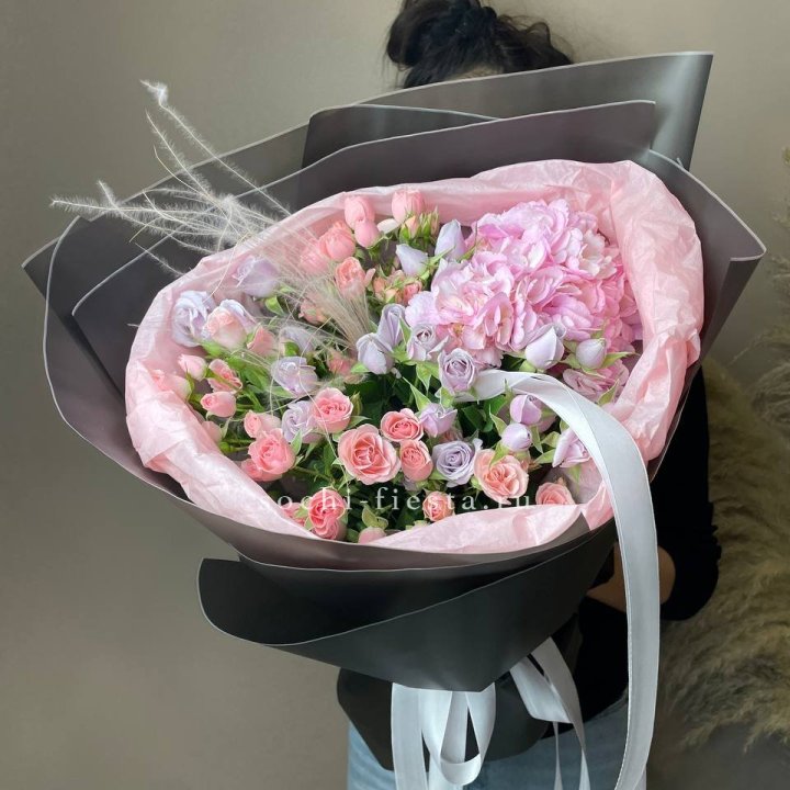  Букет гортензии и роз "Саперави" в Новочеркасске