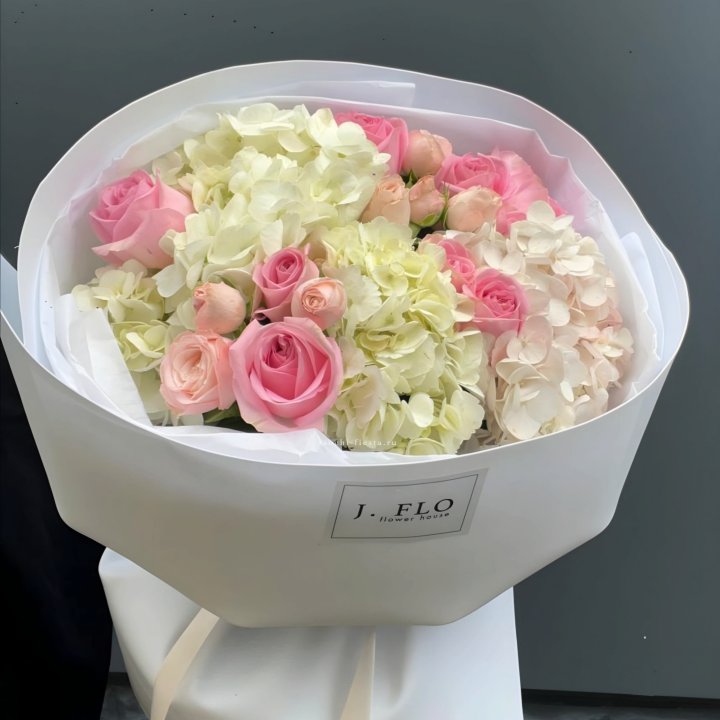  Букет гортензии и роз  "Тиамо" в Новочеркасске