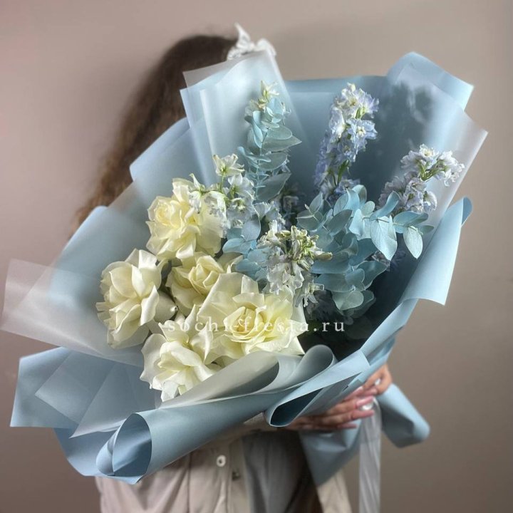 Букет из белых французских роз и дельфиниума в Новочеркасске