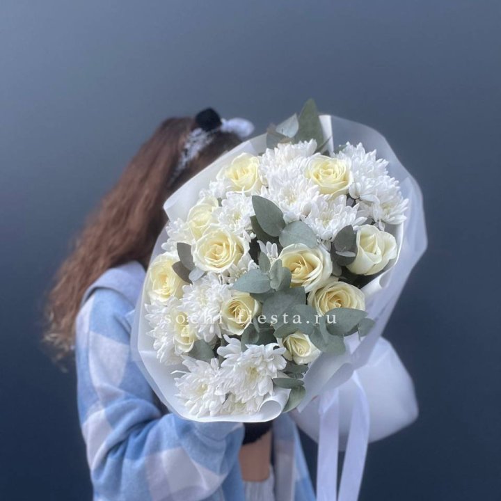  Букет белых роз с хризантемой  в Новочеркасске