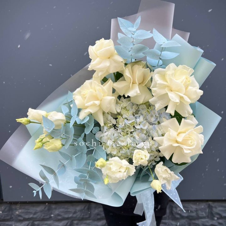 Букет с гортензией и белыми французскими розами в Новочеркасске