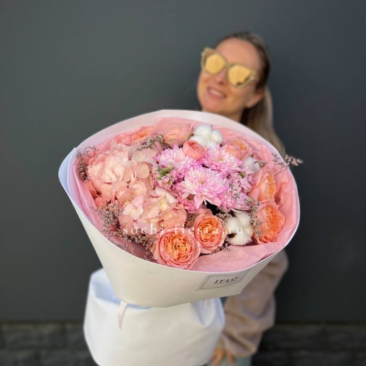 Букет гортензии и кустовых роз  в Новочеркасске