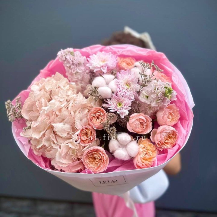 Букет гортензии и кустовых роз "Абрассо" в Новочеркасске