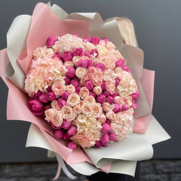 Букет кустовые розы и гортензия в Новочеркасске