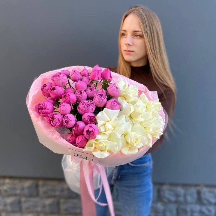 Дуо белых и кустовых роз в Новочеркасске