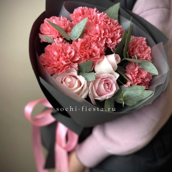 Букет из роз и диантусов "Пенелопа" в Новочеркасске