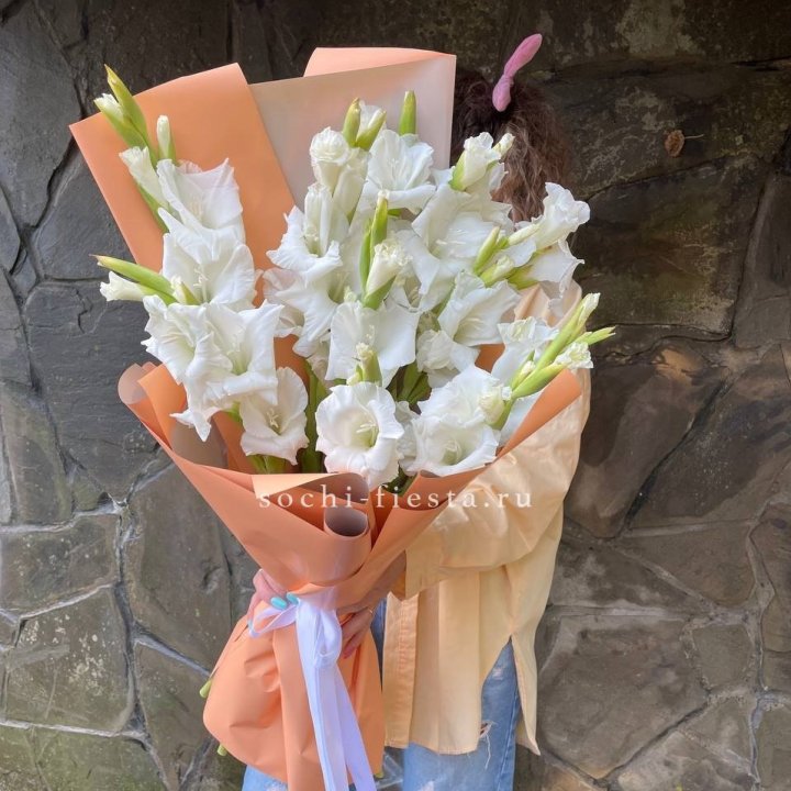 Букет белых гладиолусов  в Новочеркасске