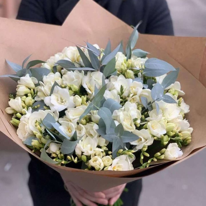 51 фрезия с эвкалиптом в Новочеркасске