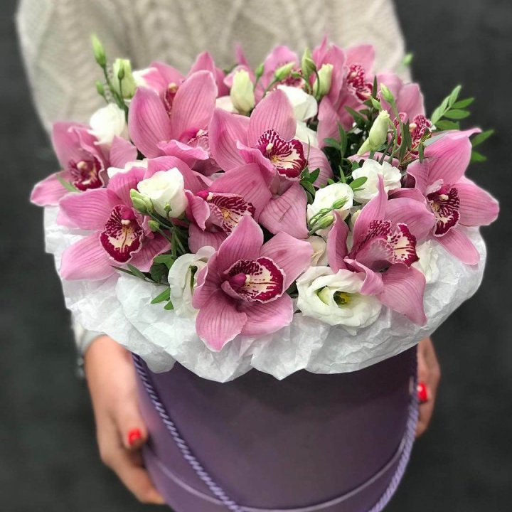 Орхидея и эустома в шляпной коробке в Новочеркасске