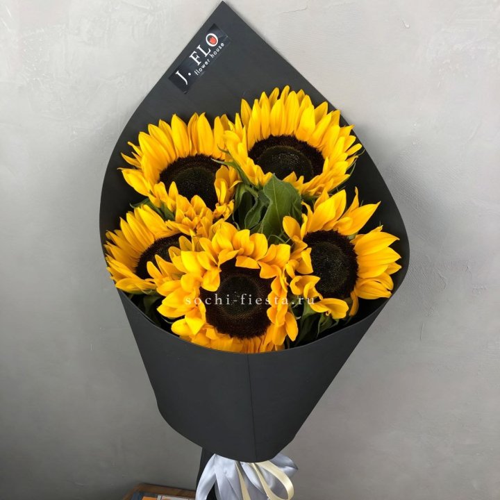 Букет из 5  подсолнухов в Новочеркасске
