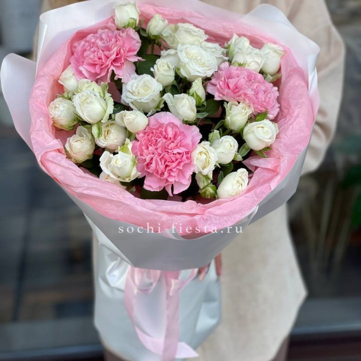 Букет розы с диантусами "Блэш" в Новочеркасске