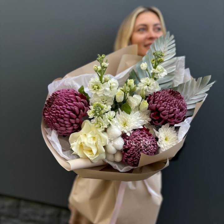 Хризантемы с маттиолой розами эустомой Чика в Новочеркасске