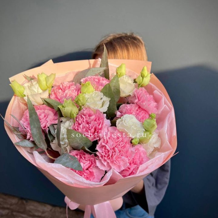 Букет гвоздик и  эустом "Сири" в Новочеркасске