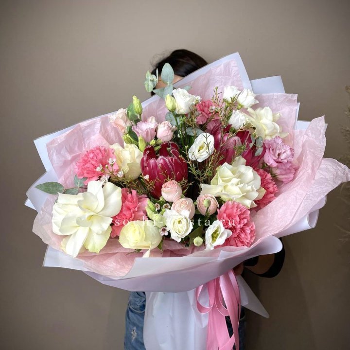 Букет с протеей, розами "Элеонора" в Новочеркасске