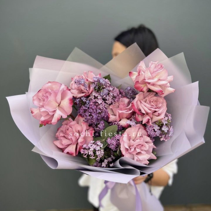 Букет из розовых роз и сирени в Новочеркасске