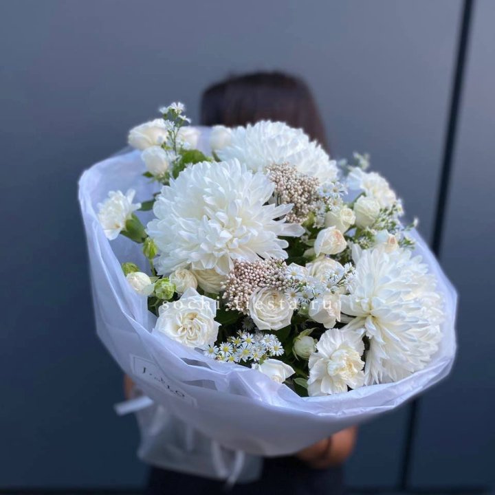 Букет хризантем и роз вайт шотс в Новочеркасске