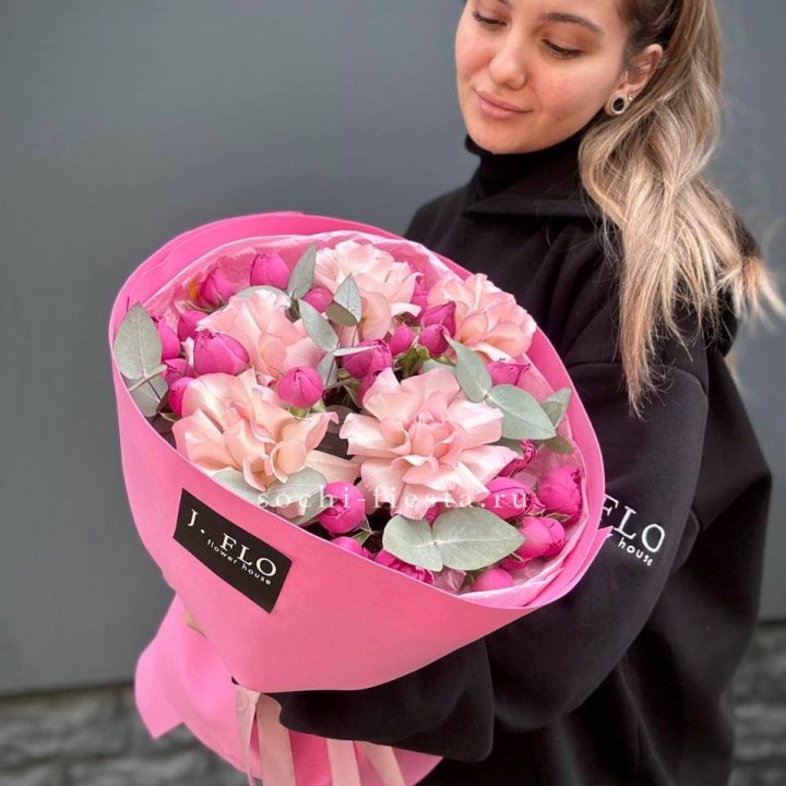 Букет французских и пионовидных роз "Ламиносо" в Новочеркасске