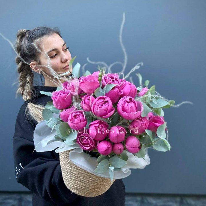 Пионовидные розы  в джутовом кашпо  в Новочеркасске