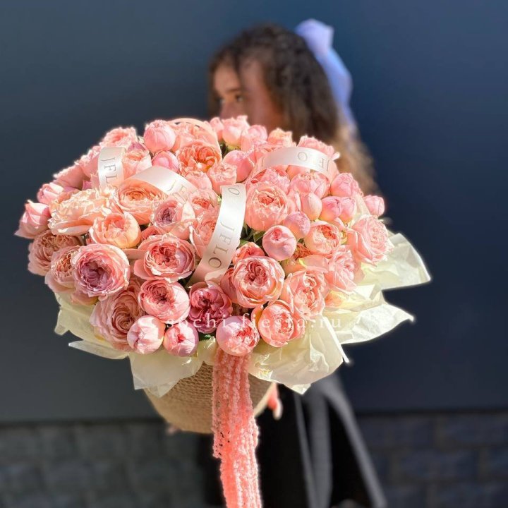 Кустовые розы Джульетта в джутовом кашпо в Новочеркасске