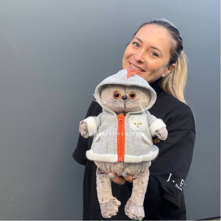 Кот Басик в толстовке в Новочеркасске