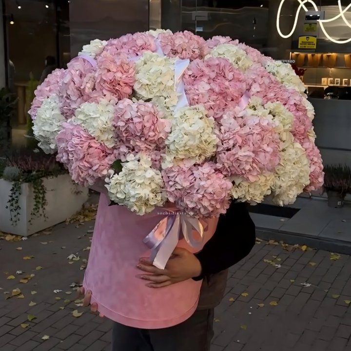 Дизайнерский цилиндр с гортензиями  в Новочеркасске