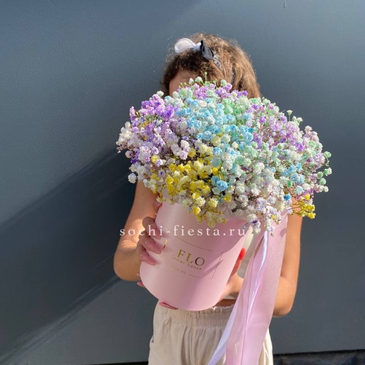 Радужные гипсофилы в шляпной коробке в Новочеркасске