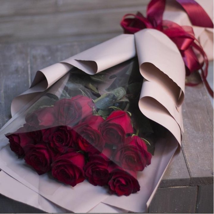 11 голландских роз в оформлении в Новочеркасске