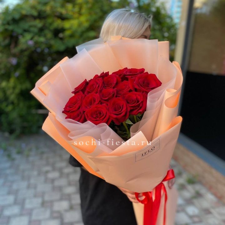 15 голландских роз в оформлении в Новочеркасске