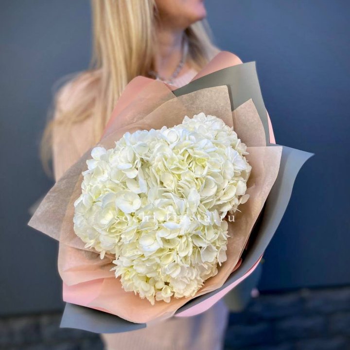 Букет из трёх белых гортензий в Новочеркасске