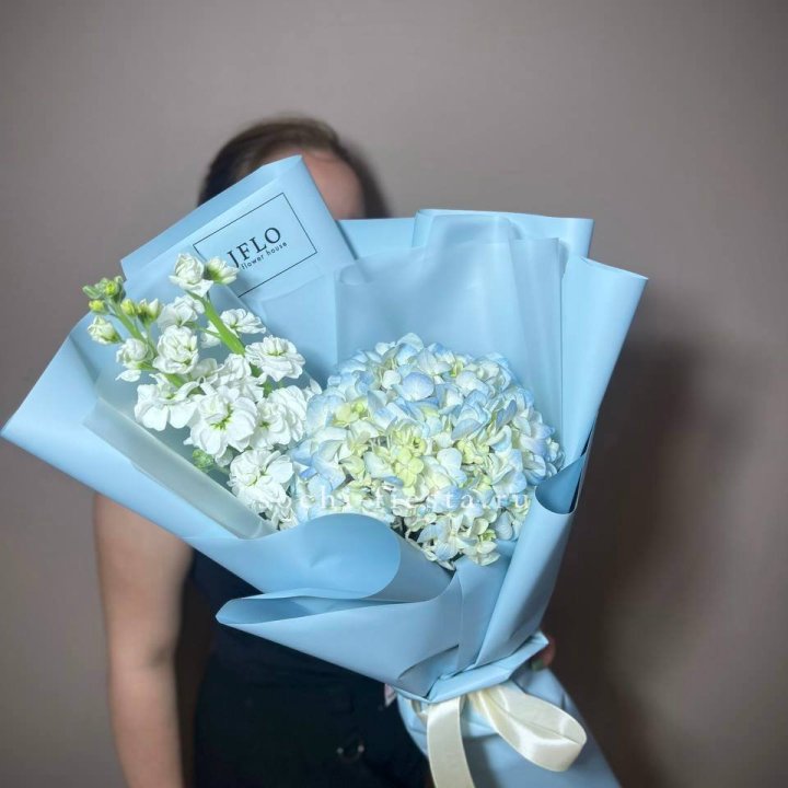 Гортензия голубая с маттиолой в Новочеркасске